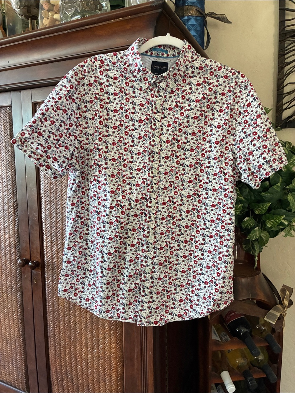 Denim & Flower White Short-Sleeve Floral Button-Up Shirt with Red Flowers